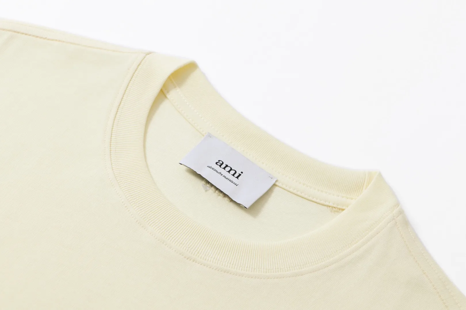 Style No.: A 007# P57 Ami 2026 Spring/Summer New Arrival T-shirt Short Sleeve The workmanship of this chapter is extremely cumbersome and complex. It uses water-soluble polyester and water-soluble thread to start the pattern, dye it, then air-dry, shape it, and then laser process the details. The process takes a long time, which distinguishes it from the junk version of the leaky bottom fabric on the market. We completely restore the correct version of the official website 1:1, with high-weight fabrics, synchronized detail routing, and restored official website letter embroidery, which is the only correct version on the entire network. Color: Apricot Red Black Red White Red Navy Blue Gray Apricot Black Sizes: S-XL